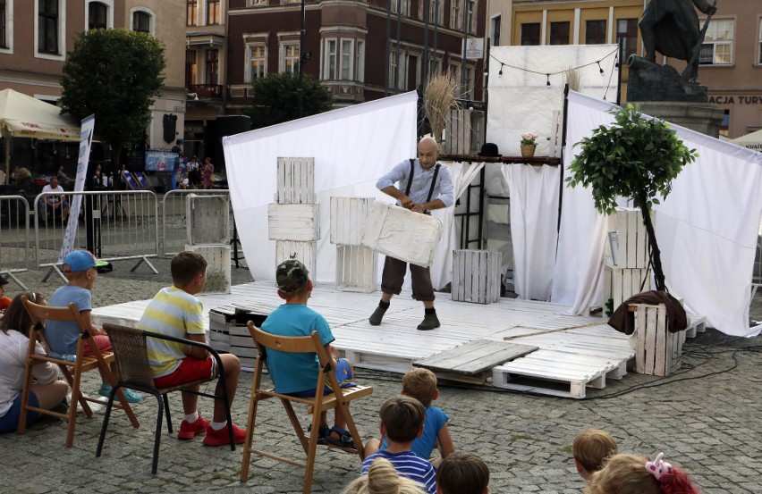  Grudziądz. Spektakl teatralny „Pan i Pani O!” na Rynku głównym w wykonaniu teatru Pantomimy Mimo. Zobacz zdjęcia