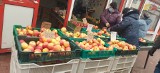 Ceny warzyw i owoców na ryneczku "Batory" na Widzewie. Jest drożej niż na innych łódzkich targowiskach? ZDJĘCIA
