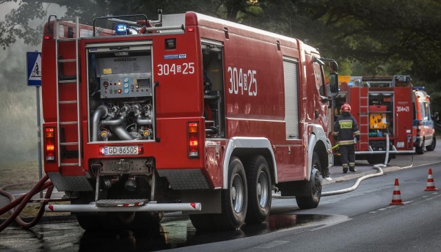 Pożar wybuchł w czwartek, 11 maja, po godzinie 10:00. Jedna osoba, 87-letni mężczyzna, została poszkodowana i przewieziona do szpitala z poparzeniami. Fot. ilustracyjne.