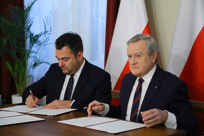 Podpisanie umowy przez prezydenta Łomży i ministra Piotra...
