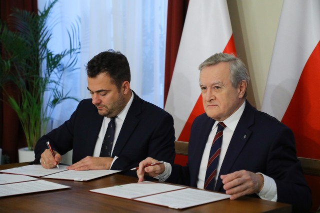 Podpisanie umowy przez prezydenta Łomży i ministra Piotra Glińskiego.