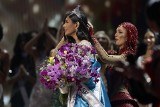 Kreacje Miss Universe 2023. Sukienki najpiękniejszych kobiet świata inspiracją na Andrzejki ZDJĘCIA