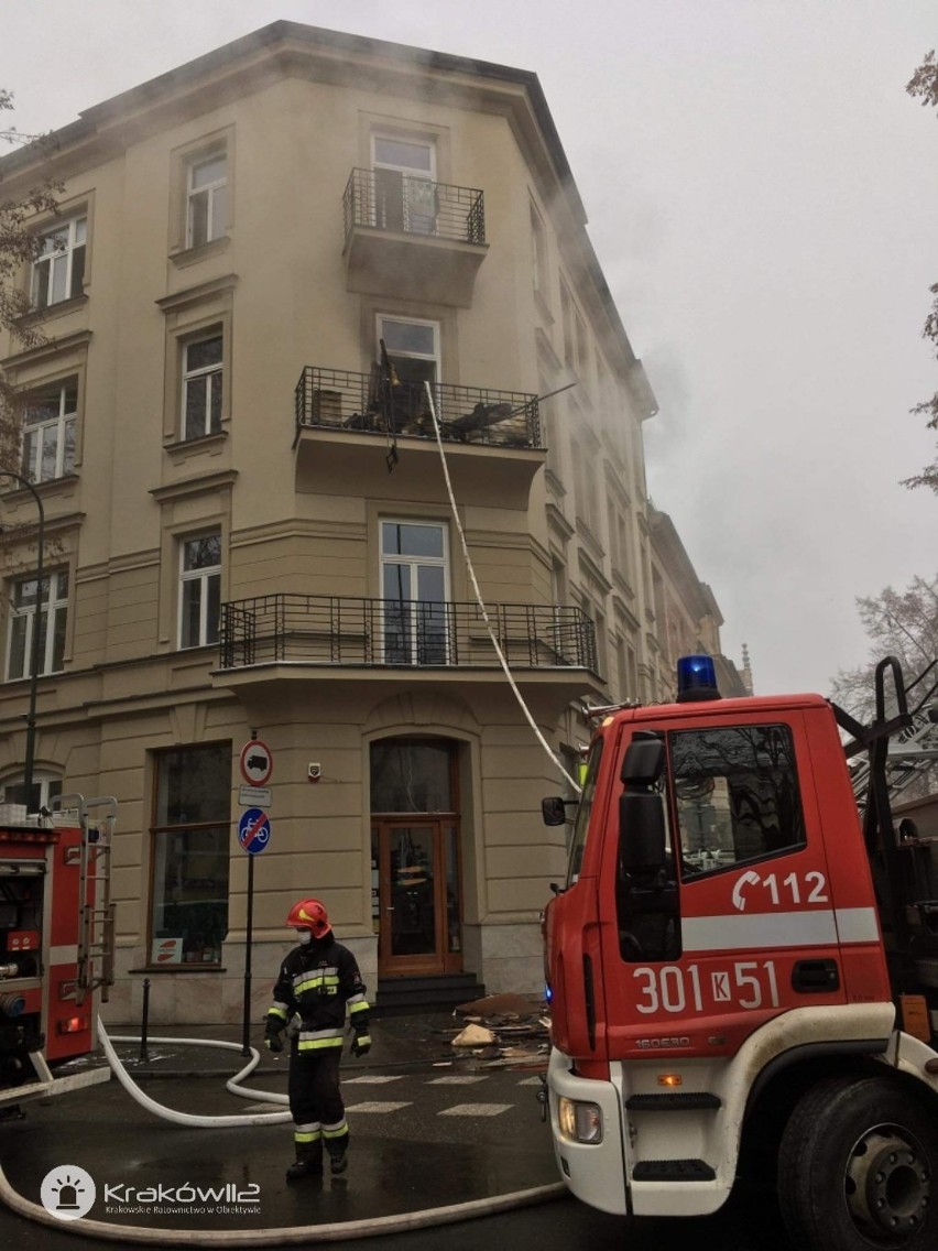 Kraków. Pożar mieszkania przy ul. Smoleńsk. Z balkonu ewakuowano dwójkę dzieci [ZDJĘCIA]
