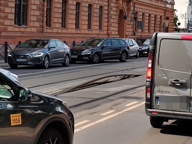 Szyna wybrzuszyła się na ul. Podwale przy skrzyżowaniu z pl. Jana Pawła II.