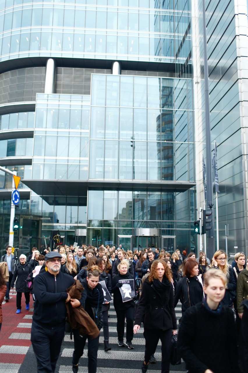 "Czarny protest" w Warszawie. "Jeszcze Polka nie zginęła!" 