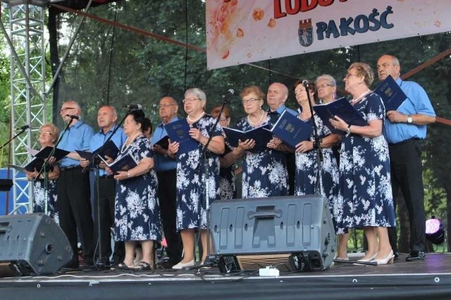 W środę w Pakości królowała piosenka ludowa. Na placu przy Centrum Informacji Turystycznej wystąpiły zespoły z Kujaw i Pałuk: Wrzos, Kujawy, Szczepanowianie, Nasze Kujawy, Kłopocianie oraz Pakościanie.Na koniec, zarówno dla zespołów jak i publiczności, zaśpiewał Dawid Janiak, piosenkarz z Inowrocławia, którego utowry zdobywają najwyższe miejsca na listach śląskich szlagierów. 