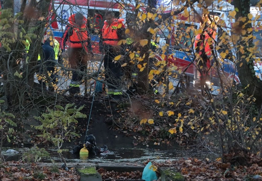 Wypadek przy ul. Twardowskiego w Szczecinie: Nie żyją dwaj chłopcy, którzy wpadli do basenu przeciwpożarowego (19.11.2019 r.)