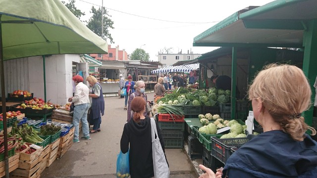 W sobotę, 26 czerwca, ryneczek przy ulicy Owocowej w Zielonej Górze był tłumnie odwiedzany przez mieszkańców. Pogoda dopisała. Miejscami pojawiały się ciemniejsze chmury, ale na szczęście nie padało. Ludzie chętnie kupowali sezonowe owoce, jak truskawki, wiśnie czereśnie, maliny czy warzywa w postaci ogórków, pomidorów, ziemniaków, szparagów... Zaspokojeni zostali również smakosze miodów, wędlin oraz ryb. Tradycyjnie, jak każdej soboty, ruch w okolicach bazaru był ogromny. Niestety nie obyło się również bez mandatów za złe parkowanie. Ci jednak, którym udało się bezpiecznie zostawić swoje pojazdy, mogli zaopatrzyć się w lokalne, świeże produkty. Specjalnie dla was, my również pojawiliśmy się na ryneczku, ponieważ dochodziły do nas głosy, że ceny znacznie poszły w górę. Ile aktualnie wydamy pieniędzy przy ul. Owocowej? Co podrożało, a co możemy kupić taniej? CZYTAJ DALEJ >>> Przypominamy, że w przyszłym tygodniu ryneczek przy ulicy Owocowej otwarty będzie w dniach:- wtorek: 29 czerwca;- czwartek: 1 lipca;- sobota: 3 lipca.Zobacz również: Katarzyna Bosacka o rekordowych cenach warzyw i owoców:źródło: Dzień Dobry TVN