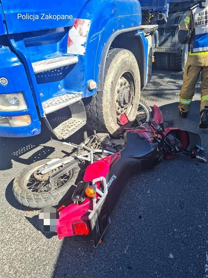 Poronin. Poważny wypadek przed urzędem gminy. Motocyklista potrącony przez ciężarówkę