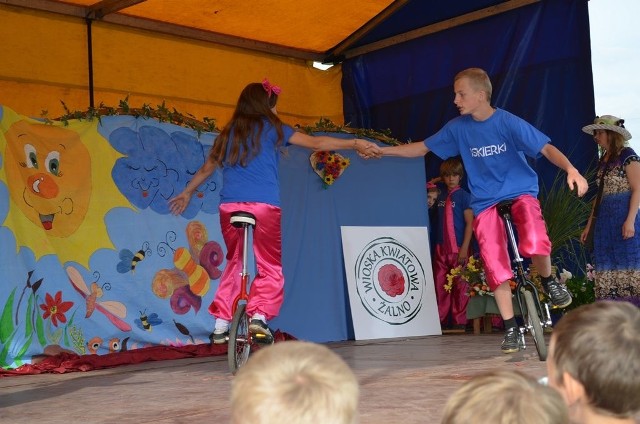 Na otwarciu Kwiatowej Wioski dzieci z grupy cyrkowej pokazały swoje umiejętności,  dalej będą się szkolić.