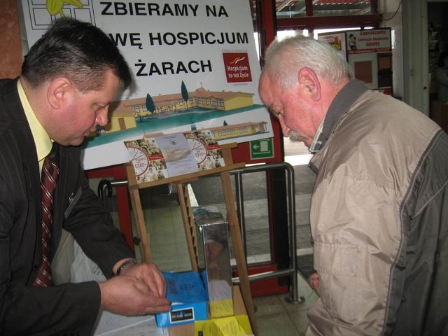 - Kupiłem cegiełkę, bo chcę żeby w mieście powstało coś dobrego - mówi Franciszek Czerniec z Sieniawy Żarskiej (na zdjęciu po prawej).  