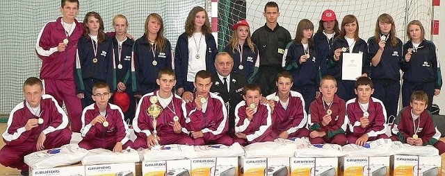  &#8222;Złoto&#8221;, &#8222;srebro&#8221;... i góra nagród - młodzieżówki strażackie z Nowego Korczyna fetowały zdobycie medali w mistrzostwach województwa.