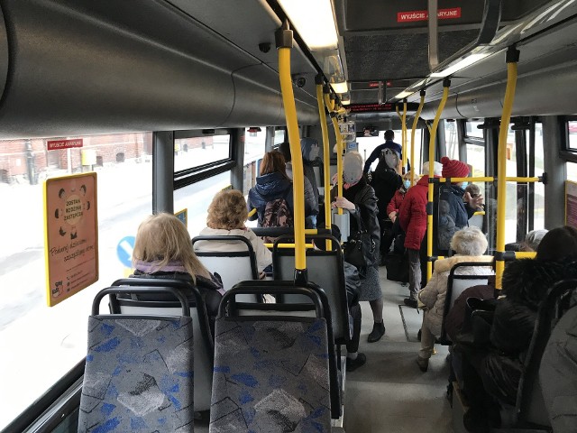 Plakaty informujące o bezpłatnej komunikacji dla uchodźców pojawiły się w miejskich autobusach. Z takiej możliwości Ukraińcy mogą skorzystać przez cały marzec.
