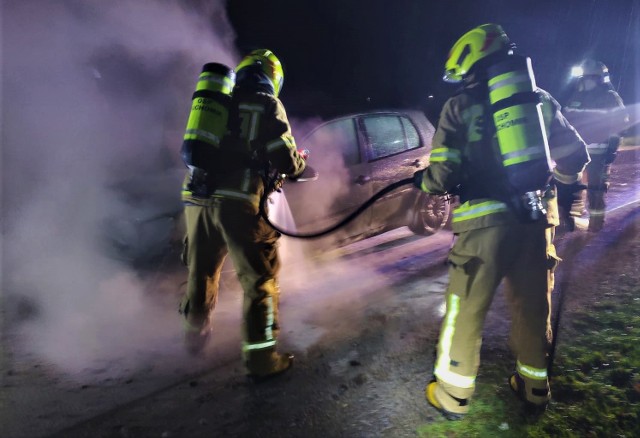 Wczoraj (27.09) pół godziny przed północą w Modrzejewie (gm. Tuchomie) w trakcie jazdy doszło do pożaru samochodu osobowego.