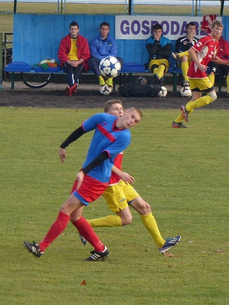 Zdobyty gol jeszcze rozochocił gości, którzy skrzętnie...