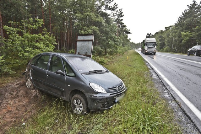 Citroen wypadł z drogi na trasie z Zielonej Góry do Nowogrodu Bobrzańskiego.