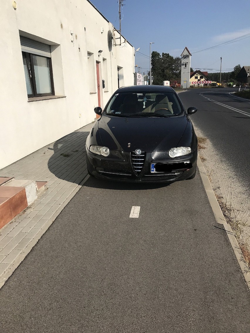 Kierowca zaparkował na ścieżce rowerowej, mimo tego, że obok...