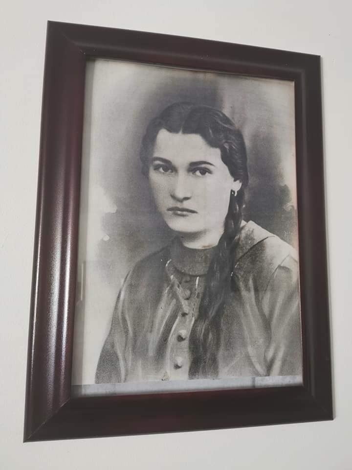 Na portrecie pani Helena w wieku 19 lat.