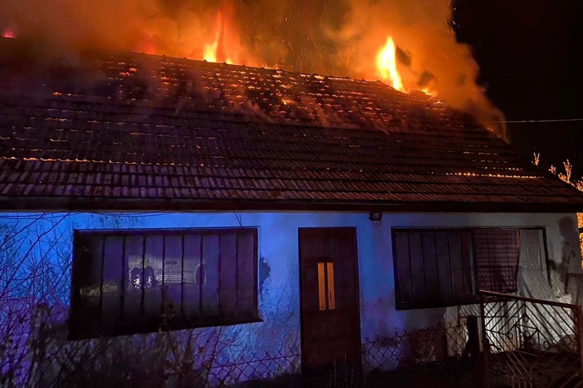 Stronie. Tragiczny finał pożaru budynku mieszkalnego. Strażacy znaleźli zwęglone zwłoki mężczyzny