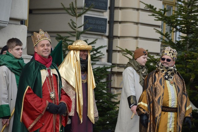 Orszak Trzech Króli przeszedł ulicami Nowego Sącza na sądecki Rynek. Wydarzenie przyciągnęło tłumy sądeczan. Dopisała pogoda