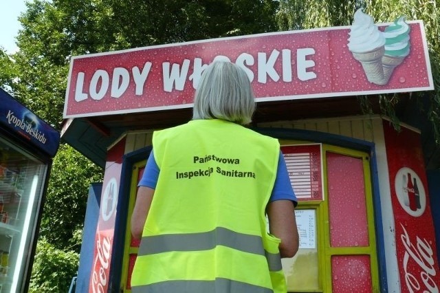 Podpadła też inna sezonowa budka z lemoniadą w centrum miasta. Naczynia z jakich serwowano w niej napój najpierw wzbudziły wątpliwości patrolu strażników miejskich, którzy zaalarmowali sanepid. Zobacz także: Jak wyglądał zamek krzyżacki w Toruniu? [WIZUALIZACJE]