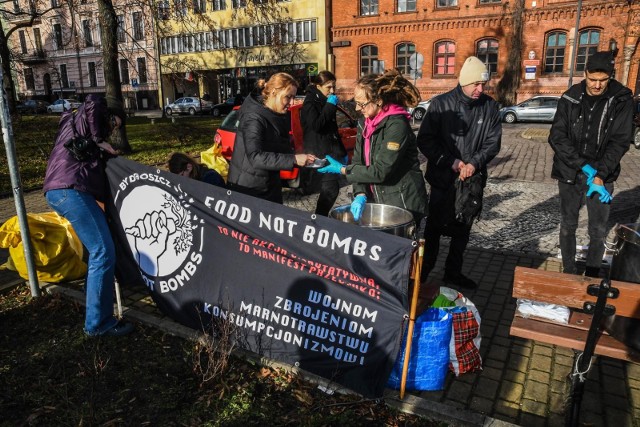 Na Placu Wolności w Bydgoszczy wydawano w niedzielę posiłki dla potrzebujących w ramach akcji Food Not Bombs