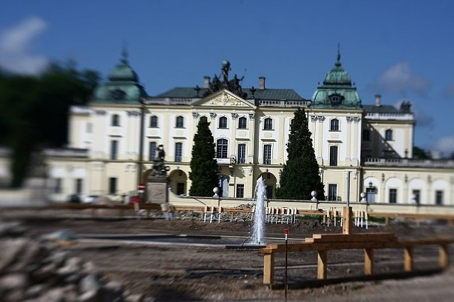 Dobiega końca przebudowa fontann przed Pałacem Branickich. Czas na dziedziniec paradny.