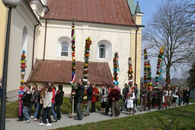 Procesja z wielkimi palmami wokół kościoła w Krynkach.