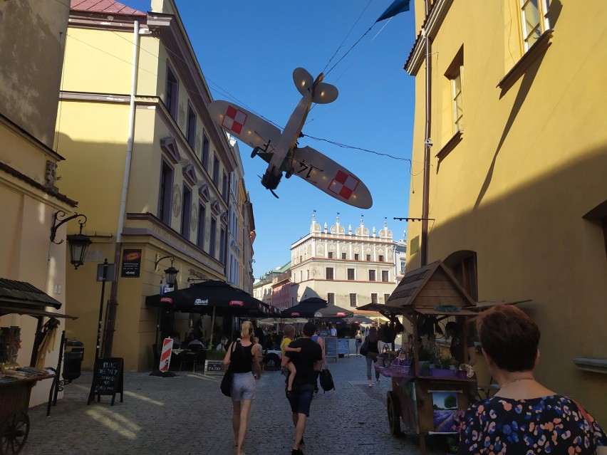 Na Starym Mieście w Lublinie zawisł samolot. Nie bez przyczyny! Zobacz zdjęcia