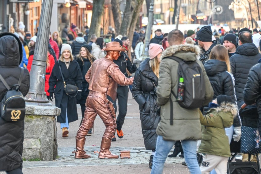 Krupówki nawet w grudniowy weekend są pełne gości. Wypadkom...