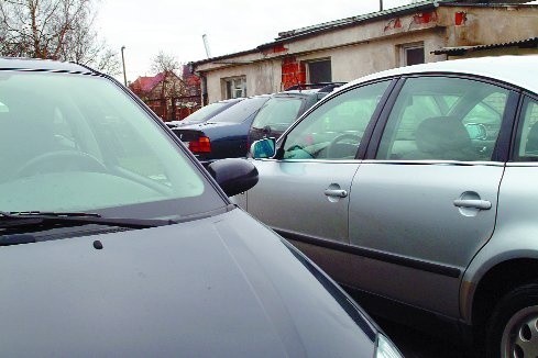 Na policyjne albo wynajęte przez komendy parkingi (komendanci mogą podpisywać umowy z prywatnymi właścicielami) co miesiąc trafiają setki aut. Koszty są ogromne. Holowanie to około 150 zł, za jedną dobę na wynajętym parkingu trzeba płacić nawet sto złotych.