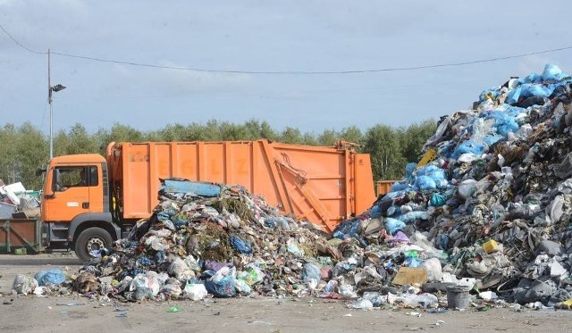 Łódzcy radni ostrzegają, ze za pół roku możemy tonąć w śmieciach jak Neapol. Może dojść do epidemii. Wiceprezes MPO potwierdza, że jest takie zagrożenie.Za pół roku może się okazać, że nie będzie gdzie wywozić łódzkich śmieci. Regionalna Instalacja Przetwarzania Odpadów Komunalnych w Ruszczynie, w radomszczańskim, ktora zajmuje się przetwarzaniem śmieci  z Łodzi nie będzie w stanie przyjąć i przerobić łódzkich odpadów.- W mieście powstaje w ciągu roku 187 trys. ton odpadów, tymczasem RIPOK jest w stanie przyjać ich zaledwie 100 tys. - opowiadali wczoraj przed Urzędem Marszałkowskim łódzcy radni Antonina Majchrzak i Mikołaj Stefanowski domagając się, by urząd wyznaczył także alternatywne miejsce na łódzkie śmieci. Jeżeli tego nie zrobi, w Ruszczynie przestaną przyjmować łodzkie odpady i firmy sprzątające miasto nie będą miały gdzie je wywieźć. Czytaj na kolejnym slajdzie 