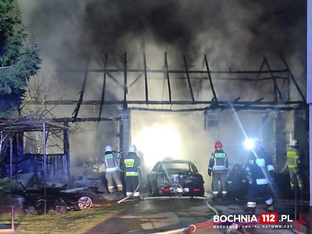 Pożar w Proszówkach wybuchł w nocy z 16 na 17 marca. Strawił budynek gospodarczy i samochód. Zapalił sie także stojący obok dom