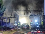 Duży pożar w Proszówkach koło Bochni. W ogniu stanął samochód i budynek gospodarczy, zapalił się także stojący obok dom [ZDJĘCIA]