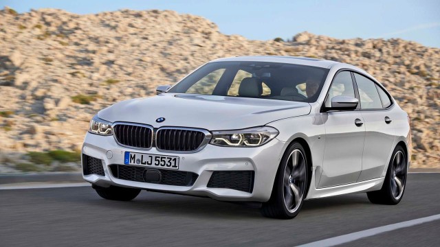BMW 6 Gran Turismo Najsłabsza odmiana 630i Gran Turismo posiada benzynowy, czterocylindrowy silnik o pojemności 2,0 l (258 KM i 400 Nm). BMW 640i Gran Turismo z benzynowym silnikiem R6 o pojemności 3,0 l rozwija natomiast 340 KM i 450 Nm. Do wyboru będzie także wysokoprężne BMW 630d Gran Turismo z silnikiem R6 3,0 l (265 KM i 620 Nm).Fot. BMW