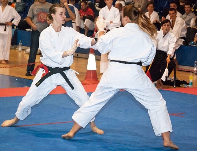 Alicja Zalecińska (z lewej) z Kluczborskiego Klubu Karate.