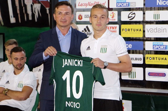 Robert Janicki (z prawej) zaliczył udany debiut w Olimpii Grudziądz. Obok prezes klubu Jacek Bojarowski