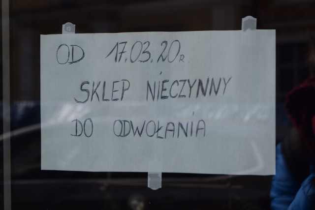 Zamknięte do odwołania. Nie pracują m.in. salony urody i restauracje. Sklepy, które są czynne, nie mają klientów. Ludzie zostali w domach.Zobacz kolejne zdjęcia. Przesuwaj zdjęcia w prawo - naciśnij strzałkę lub przycisk NASTĘPNE