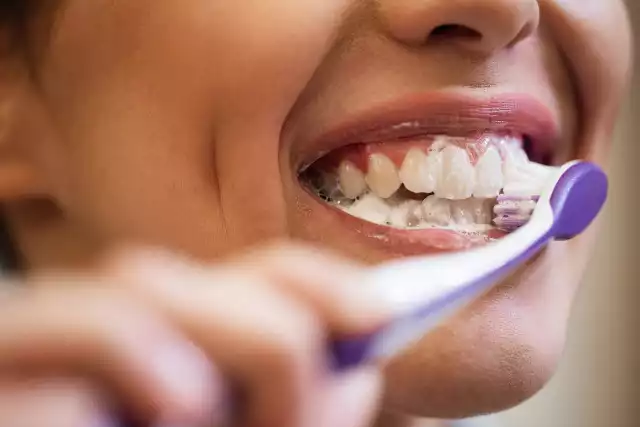 Zdarza ci się zapomnieć o umyciu zębów wieczorem? Nie bagatelizuj tego i lepiej zawsze o tym pamiętaj. Pomijanie szczotkowania zębów przed snem może być przyczyną chorób serca nawet w młodym wieku.