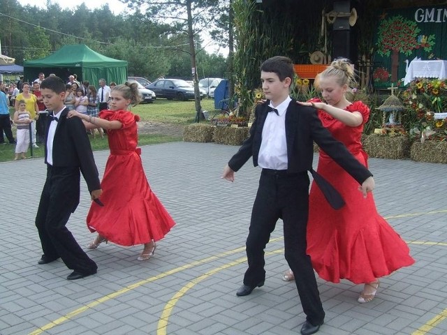 W Łunawach dzieci chętnie uczą się tańca. Potem prezentuja swoje umiejętności podczas różnych imprez - tu: na dożynkach