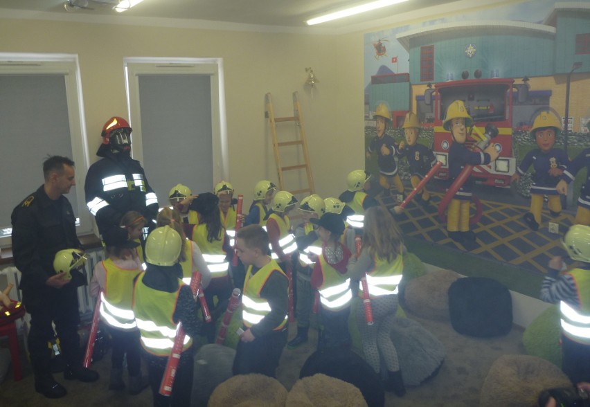Olkuscy strażacy uczą dzieci w  „Ogniku” 