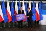 Samorządowcy z regionu odebrali symboliczne czeki z rąk premiera Mateusza Morawieckiego [ZDJĘCIA]