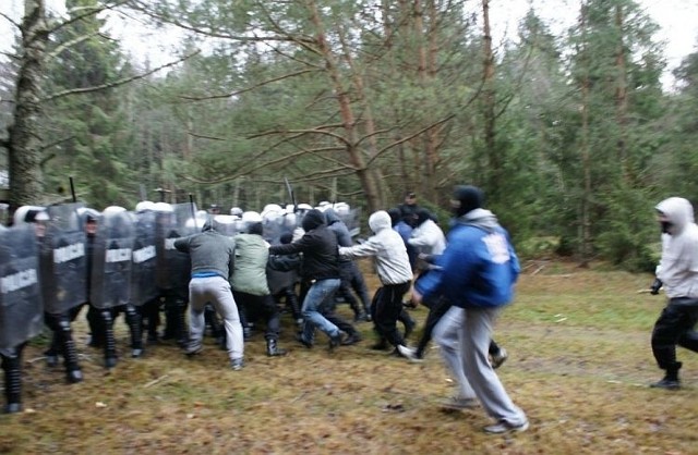 Policja vs kibole, chuligani i bandyci. Podlaska policja zorganizowała ćwiczenia Malachit przed EURO 2012