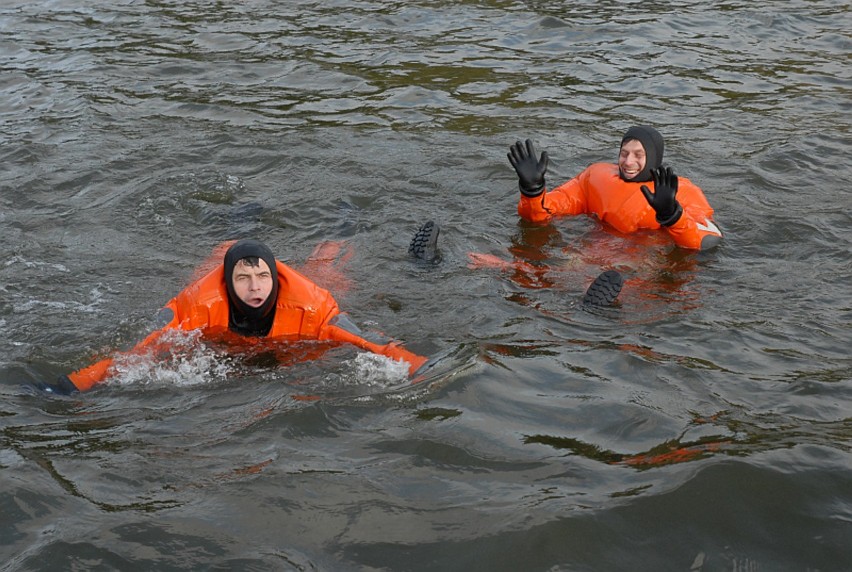 Paranienormalni nad Jeziorem Sławskim. Wskoczyli do zimnej wody dla Weroniki (zdjęcia)