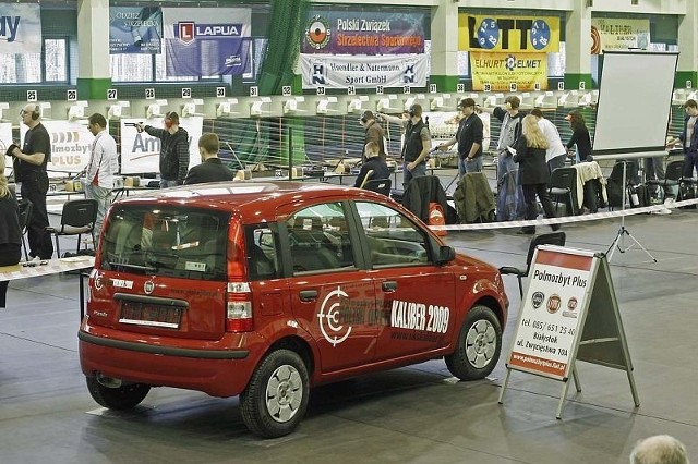 fiat panda był w kolorze czerwonym