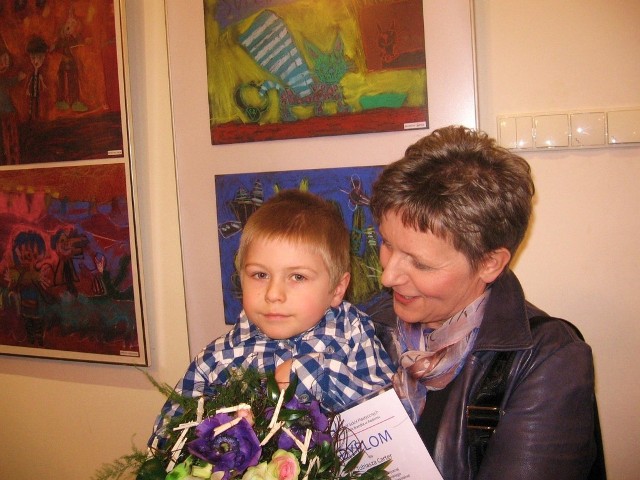 Bożena Marczykowska, dyrektor Zespołu Szkół Plastycznych, ze swoim uczniem- 5 letnim więc najmłodszym autorem wystawy &#8211; Tobiaszem Carterem.