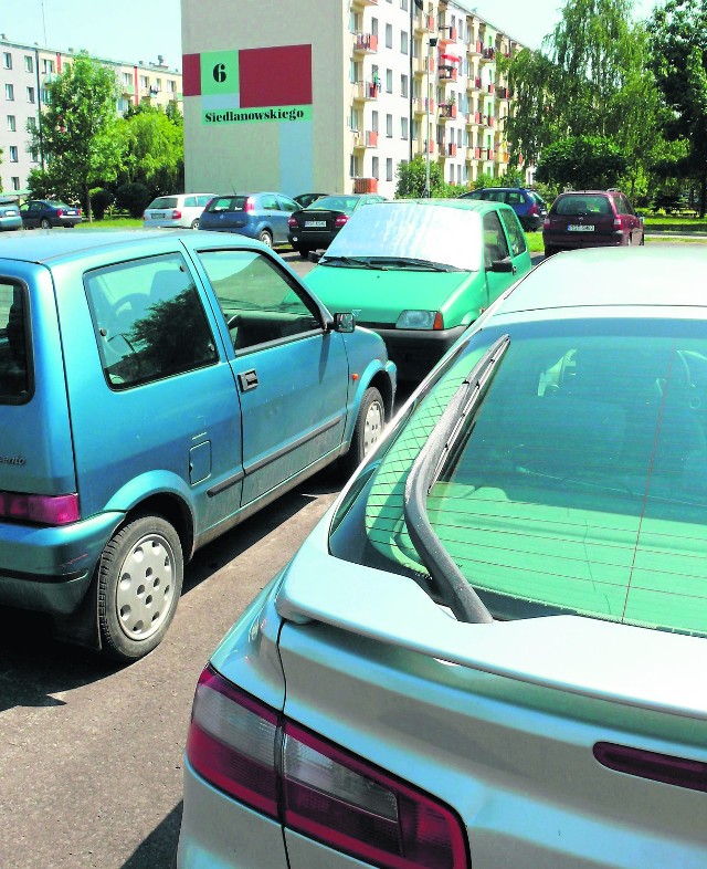 Od trzech lat na wyasfaltowanym placu przy ulicy Siadlanowskiego mieszkańcy okolicznych bloków parkują auta.