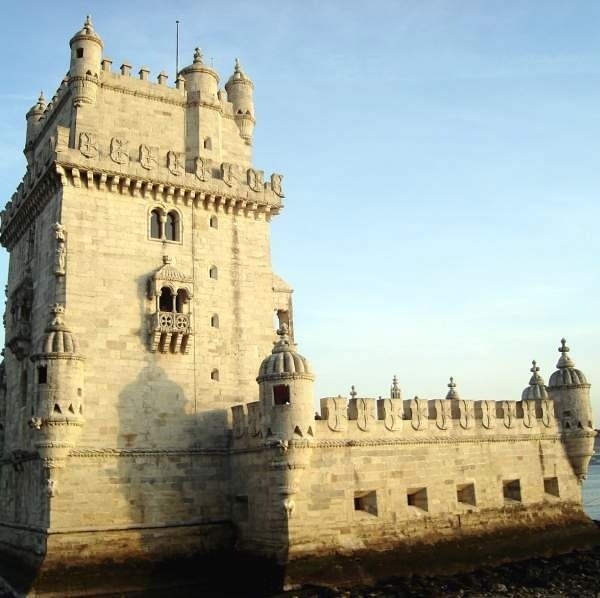 Wieżę Belem wykonano w stylu manuelińskim. Stąd wyruszały wielkie wyprawy Potrugalczyków.