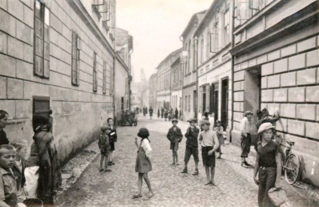 Ulica Żydowska w OświęcimiuZdjęcie wykonane w 1939 roku na początku niemieckiej okupacji miasta. W tle z prawej strony widać Wielką Synagogę.. Obecnie jest to ul. Berka Joselewicza.