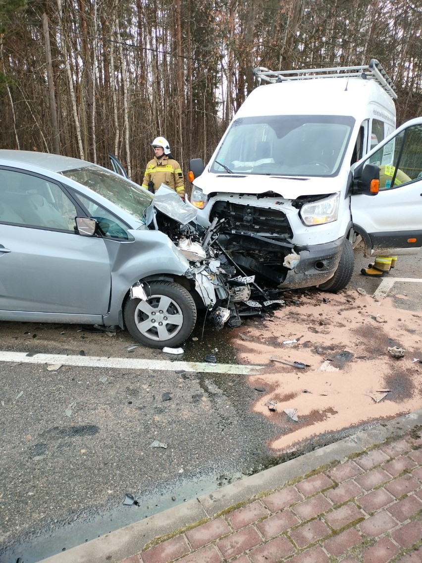 Kolejny wypadek w Połańcu. Zderzył się dostawczy samochód z osobowym autem